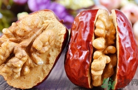 紅棗夾核桃的營(yíng)養(yǎng)價(jià)值 紅棗夾核桃的功效與作用 紅棗夾核桃的營(yíng)養(yǎng)價(jià)值 紅棗夾核桃的功效與作用