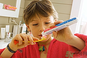 兒童可以用成人牙膏嗎?兒童用成人牙膏好嗎? 兒童可以用成人牙膏嗎?兒童用成人牙膏好嗎?