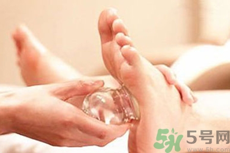 腳底可以拔罐嗎？腳底拔火罐有什么好處？
