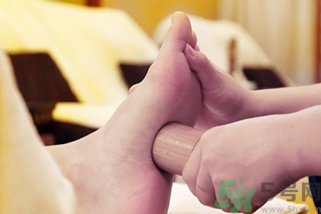 腳底可以拔罐嗎？腳底拔火罐有什么好處？