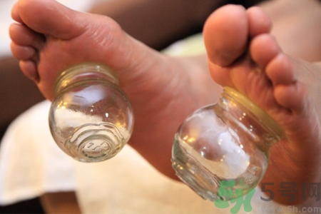 腳底可以拔罐嗎？腳底拔火罐有什么好處？