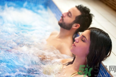 泡溫泉可以化妝嗎？泡溫泉化妝好嗎？