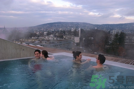 泡溫泉可以穿沙灘褲嗎？泡溫泉要穿游泳褲嗎？