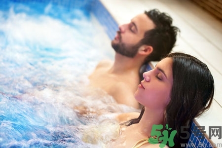 泡溫泉可以帶金戒指嗎？泡溫泉可以帶金首飾嗎？