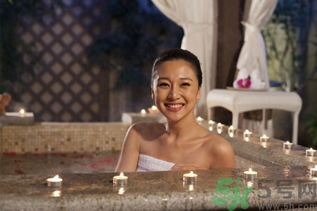 泡溫泉可以帶鉑金首飾嗎？泡溫泉能帶玉鐲嗎？