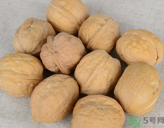 核桃放了一年還能吃嗎？核桃放多久就不能吃了？