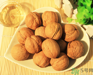 核桃放了一年還能吃嗎？核桃放多久就不能吃了？