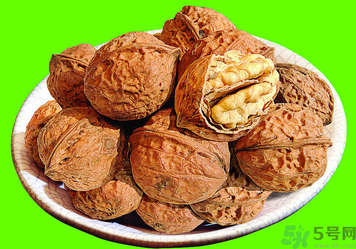 核桃放了一年還能吃嗎？核桃放多久就不能吃了？