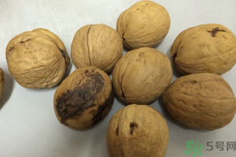 核桃發(fā)霉能吃嗎？發(fā)霉的核桃能吃嗎？