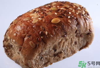 晚上吃全麥面包會(huì)胖嗎？吃全麥面包會(huì)胖嗎？