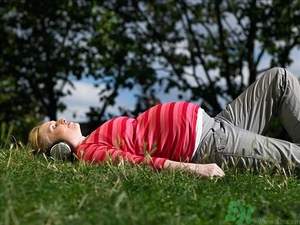 懷孕六個(gè)月睡覺(jué)姿勢(shì)圖 懷孕六個(gè)月的正確睡姿 懷孕六個(gè)月睡覺(jué)姿勢(shì)圖 懷孕六個(gè)月的正確睡姿