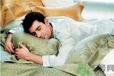 睡前喝酒有助于睡眠嗎？睡前喝酒對身體有哪些危害？