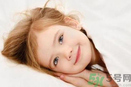 小孩睡覺落枕怎么回事？小孩睡覺落枕了怎么辦？