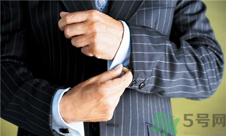 西服袖口扣子的含義 西服袖口扣子的講究 西服袖口扣子的含義 西服袖口扣子的講究
