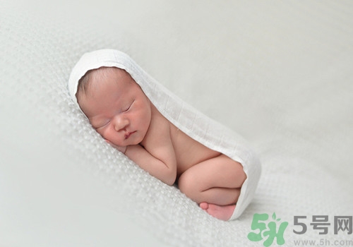 爽身粉什么牌子好？爽身粉和痱子粉的區(qū)別