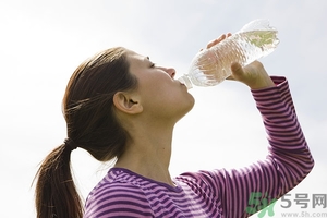 皮膚太干燥怎么辦？皮膚太干燥補(bǔ)水最好的方法如下