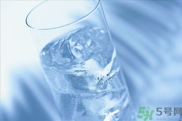 皮膚太干燥怎么辦？皮膚太干燥補(bǔ)水最好的方法如下