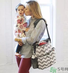 媽媽包哪個(gè)牌子好？媽媽包里面裝什么必備