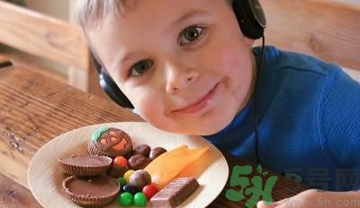 寶寶能吃零食嗎？寶寶吃零食的危害