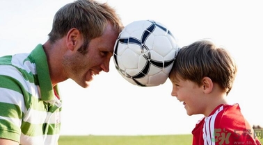 爸爸帶孩子的好處是？爸爸帶孩子和媽媽帶孩子的區(qū)別