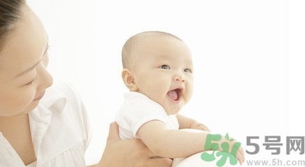 給寶寶斷奶寶寶哭的厲害怎么辦？給寶寶斷奶的正確方法