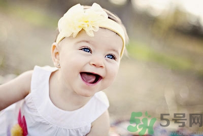 給寶寶斷奶寶寶哭的厲害怎么辦？給寶寶斷奶的正確方法