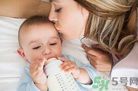 給寶寶斷奶寶寶哭的厲害怎么辦？給寶寶斷奶的正確方法