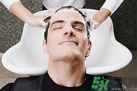 掉頭發(fā)用鹽水洗頭管用嗎？掉頭發(fā)能用鹽水洗頭嗎？