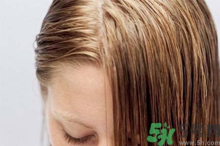 頭發(fā)出油厲害怎么回事？頭發(fā)出油厲害怎么辦？