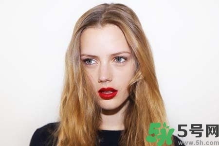 頭發(fā)油膩掉發(fā)怎么辦？頭發(fā)油膩掉發(fā)怎么回事？