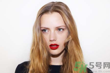 頭發(fā)變黃是缺什么？頭發(fā)變黃吃什么好？