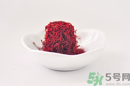 藏紅花泡水是什么顏色?藏紅花泡水一次泡幾根 藏紅花泡水是什么顏色?藏紅花泡水一次泡幾根