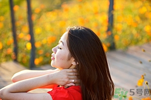 頭發(fā)枯黃稀少怎么辦？頭發(fā)又黃又少怎么辦？