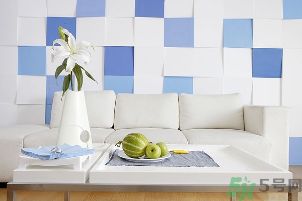 新裝修的房子多久可以入住？新裝修的房子多久能?。?></p><p>水果盆景：小南瓜、洋梨、香瓜、橘子、檸檬等都是絕佳的除味劑，將帶果植物盆景放在新房內(nèi)，既環(huán)保有益健康，又能享受瓜果的自然香味。如果想盡快驅(qū)除新居的刺鼻味道，可以用燈光照射植物，植物經(jīng)過光線照射，光合作用加強，生命力更加旺盛，釋放出來的氧氣比無光照射條件增長幾倍。</p><p>龜背竹:又名龜背蕉、蓬來蕉、電線蓮、透龍掌，常綠藤本植物?；ㄖV說，“龜背竹本領(lǐng)強，二氧化碳一掃光”，它夜間有很強的吸收二氧化碳的特點，比其它花卉高6倍以上。</p><p>美人蕉:又名紅花蕉、苞米花、鳳尾花、寬心姜?；ㄖV說，“美人蕉抗性強，二氧化硫它能降”，它對二氧化硫有很強的吸收性能。</p><p>石榴:又名安石榴、海石榴、丹若?；ㄖV說，“花石榴紅似火，既觀花又觀果，空氣含鉛別想躲”，室內(nèi)擺一兩盆石榴，能降低空氣中的含鉛量。</p><p>石竹:又名洛陽花、草石竹，多年生草本植物，石竹種類很多，夏秋開花?；ㄖV說，“草石竹鐵肚量，能把毒氣打掃光”，它有吸收二氧化硫和氯化物的本領(lǐng)，凡有類似氣體的地方，均可以種植石竹。</p><p style=