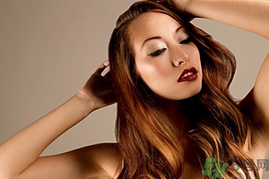 頭發(fā)枯黃稀少怎么辦？頭發(fā)又黃又少怎么辦？