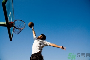 打籃球崴腳了怎么快速恢復(fù)？打籃球腳崴了腫了怎么辦？