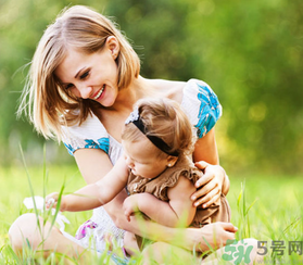 秋天嬰兒幾點曬太陽好？嬰兒秋天曬太陽怎么曬？