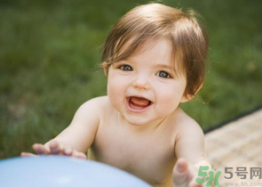 秋天嬰兒幾點曬太陽好？嬰兒秋天曬太陽怎么曬？