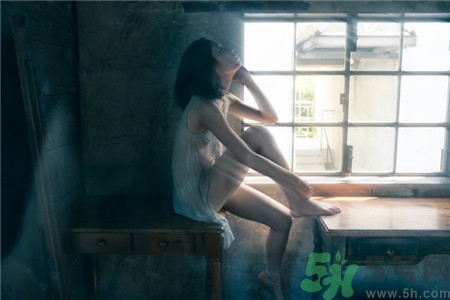 處女第一次緊張?jiān)趺崔k？處女第一次都會(huì)出血嗎？