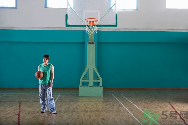 打籃球腿抽筋怎么辦？打籃球小腿抽筋怎么辦？