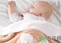 新生兒冬天蓋什么被子？新生兒蓋被子蓋到什么位置？