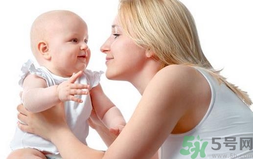 寶寶躺著好還是抱著好？新生寶寶怎么抱？