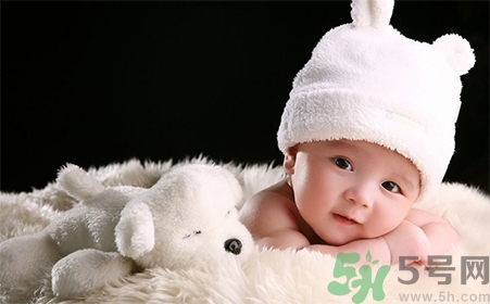 新生兒肚臍可以碰水嗎？新生兒肚臍沒脫落能洗澡嗎？