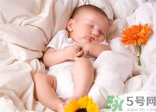 新生兒冬天蓋什么被子？新生兒蓋被子蓋到什么位置？