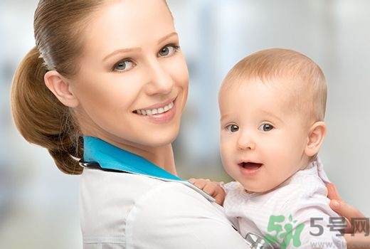 寶寶躺著好還是抱著好？新生寶寶怎么抱？