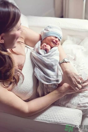 寶寶躺著好還是抱著好？新生寶寶怎么抱？