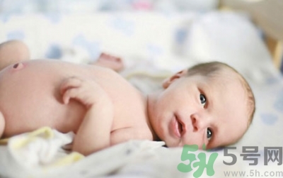 新生兒肚臍可以碰水嗎？新生兒肚臍沒脫落能洗澡嗎？