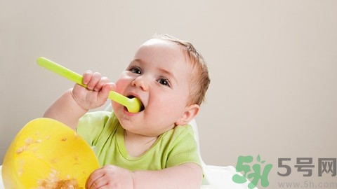 新生兒濕疹可以用爐甘石洗劑嗎？新生兒濕疹的護理措施