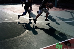 打籃球腰扭傷了怎么辦？打籃球腰閃了怎么辦？