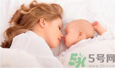 新生兒冬天蓋什么被子？新生兒蓋被子蓋到什么位置？